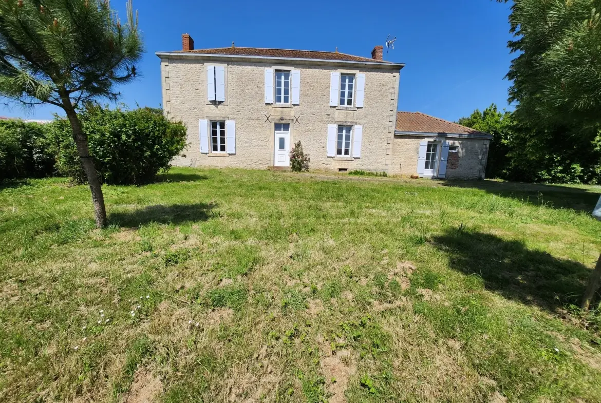 Maison en pierre avec 4 chambres et grand terrain à Saint Jean de Beugné 