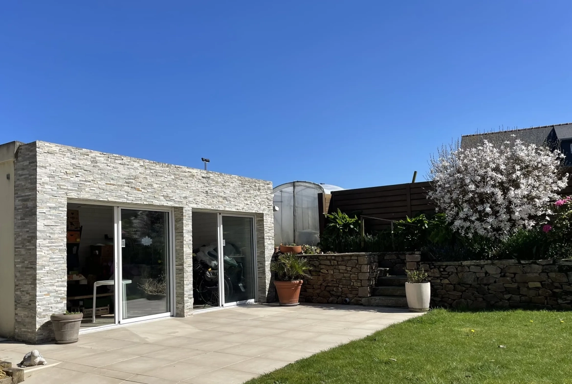 Charmante maison en pierre avec jardin, terrasses et garage à Goudelin 
