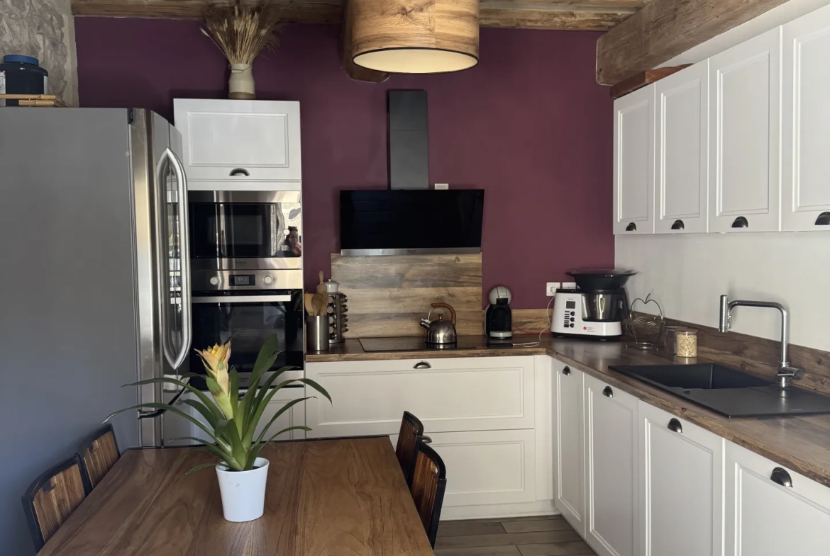 Maison de village rénovée de 88 m² avec cour et garage à Codognan 