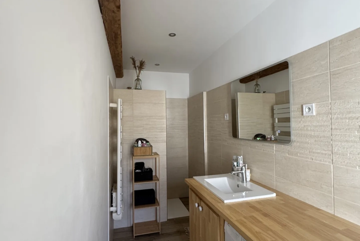 Maison de village rénovée de 88 m² avec cour et garage à Codognan 