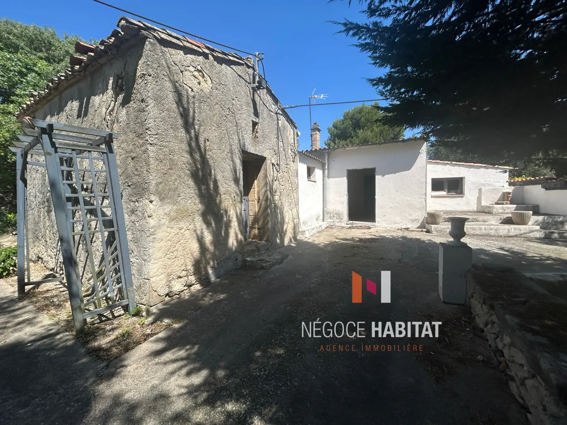 Opportunité rare : maison à rénover avec grand terrain à Sommières 