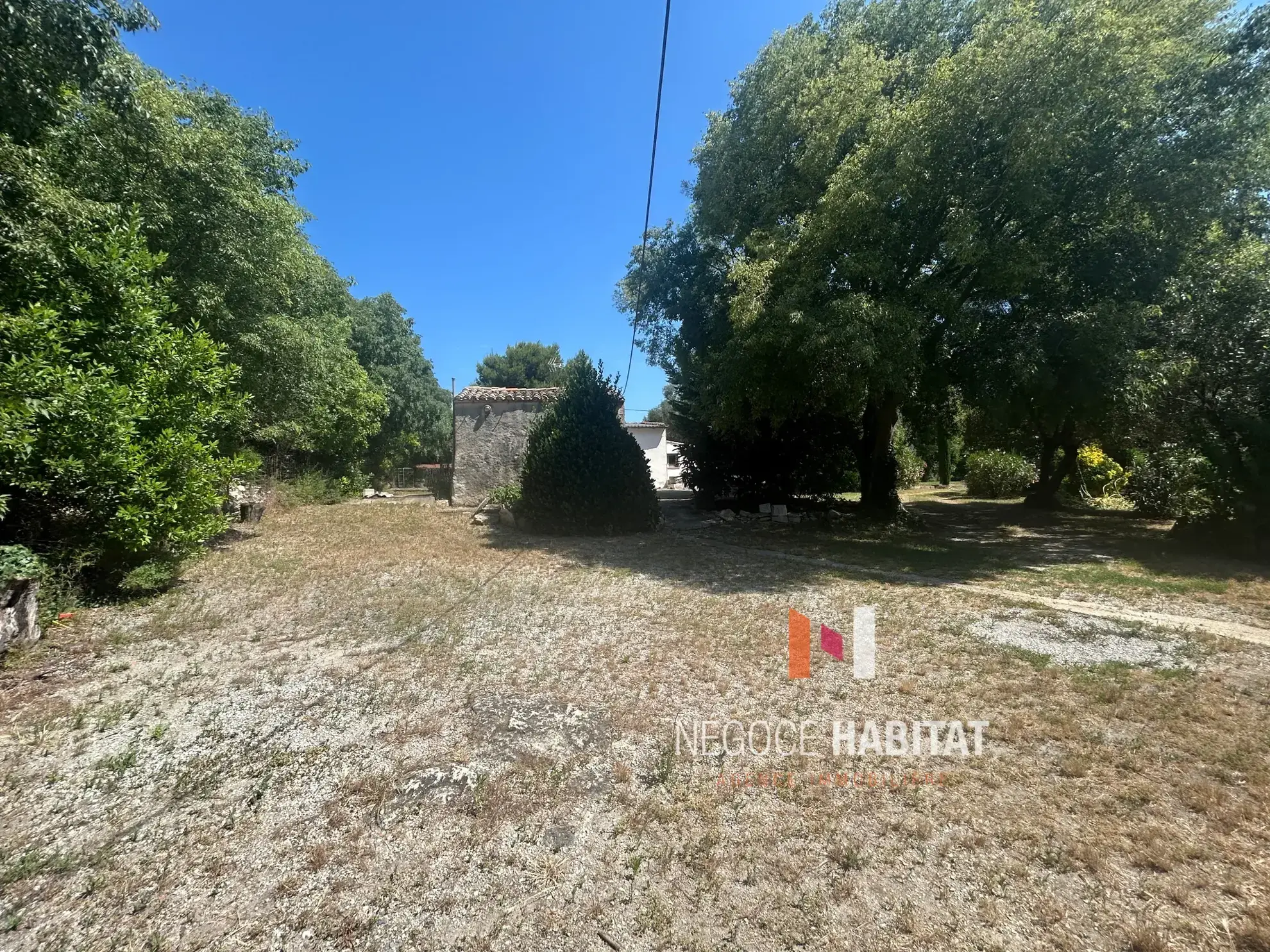 Opportunité rare : maison à rénover avec grand terrain à Sommières 