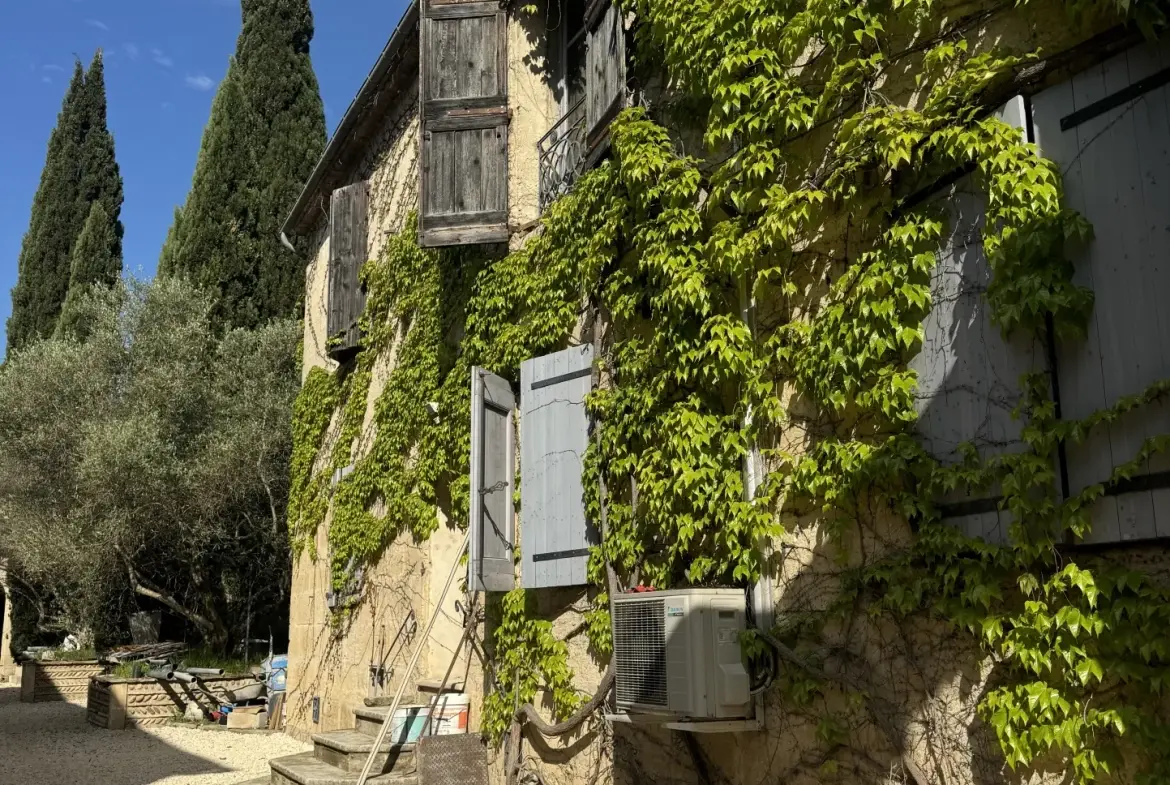 Maison à Sommières avec Jardin Privatif et Bureaux en Centre-ville 