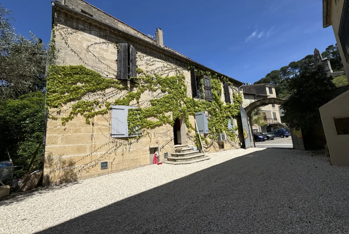 Maison à Sommières avec Jardin Privatif et Bureaux en Centre-ville 