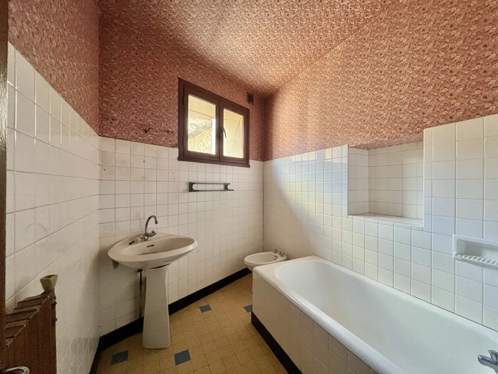 Charmante maison de village à rénover de 128 m² à Saint-Désirat en Ardèche 