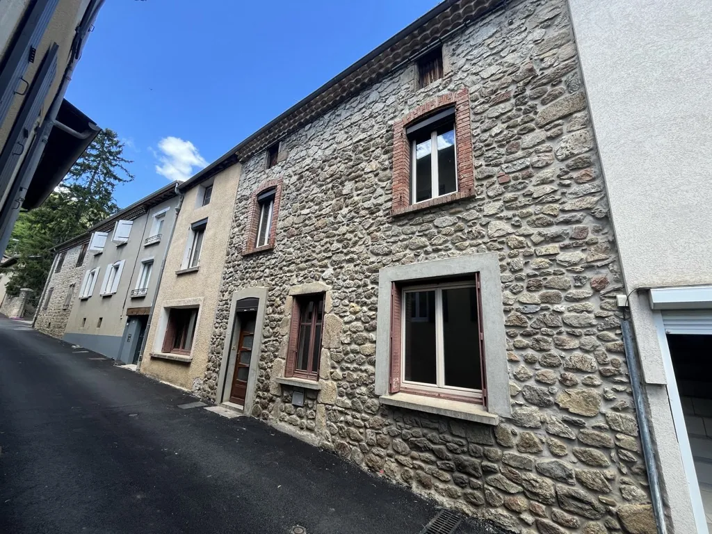 Charmante maison de village à rénover de 128 m² à Saint-Désirat en Ardèche 