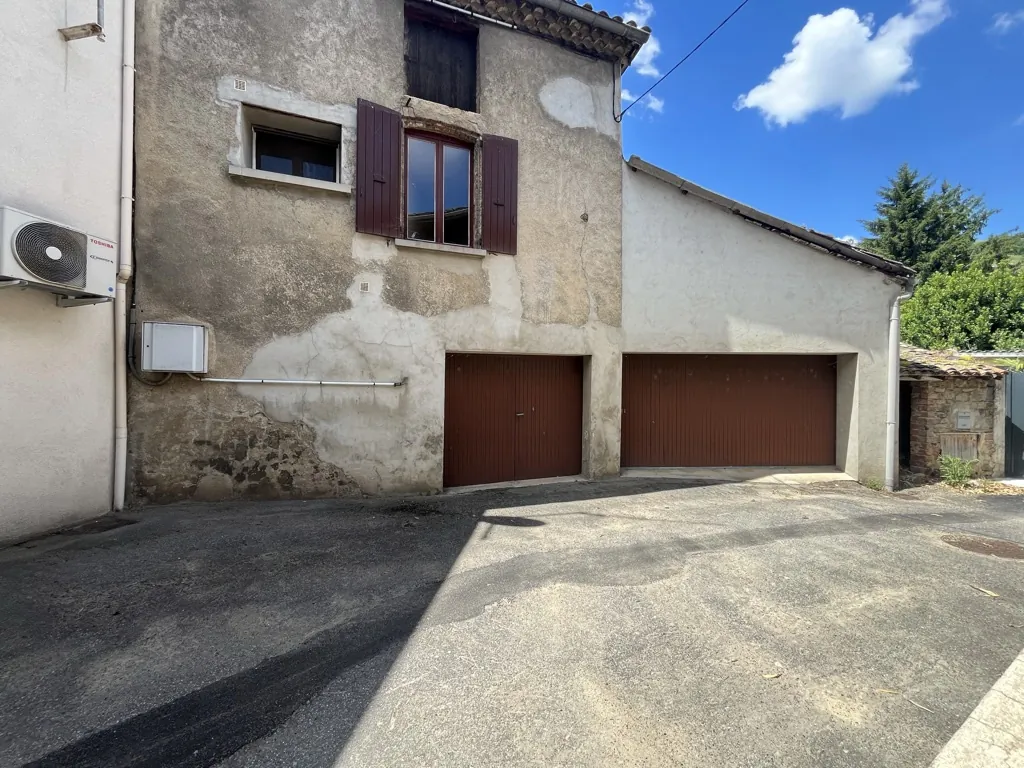 Charmante maison de village à rénover de 128 m² à Saint-Désirat en Ardèche 