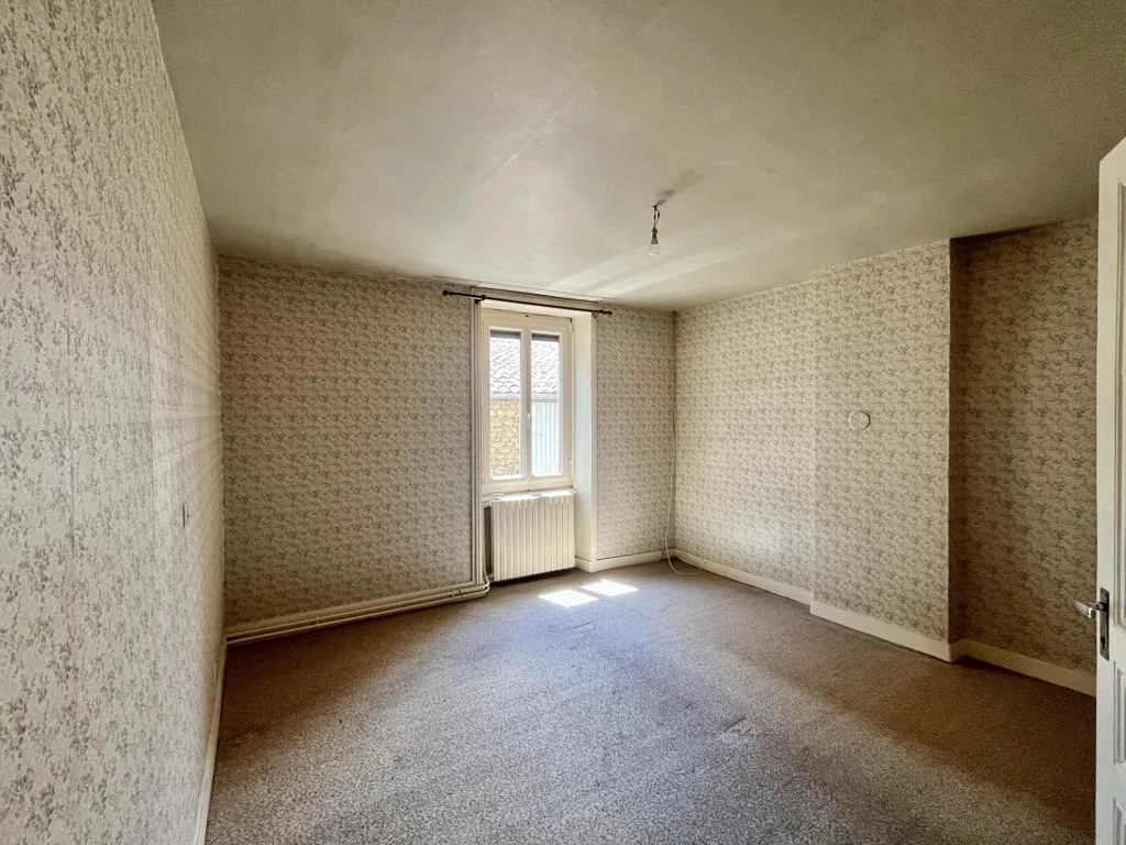 Charmante maison de village à rénover de 128 m² à Saint-Désirat en Ardèche 