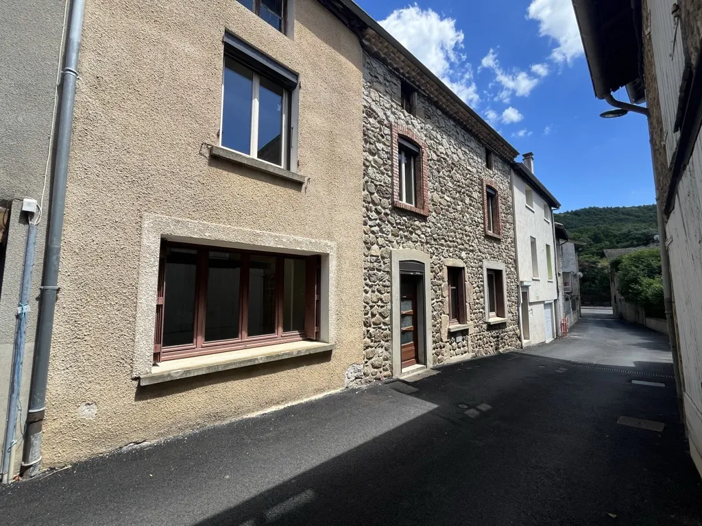 Charmante maison de village à rénover de 128 m² à Saint-Désirat en Ardèche 