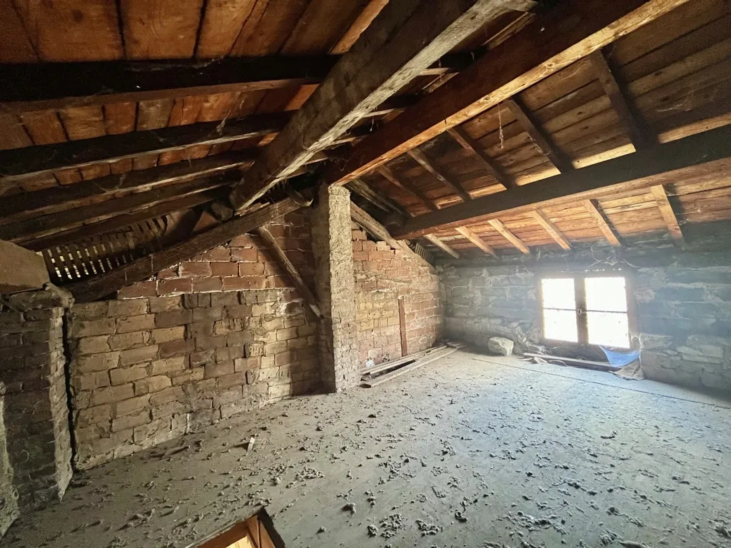 Charmante maison de village à rénover de 128 m² à Saint-Désirat en Ardèche 
