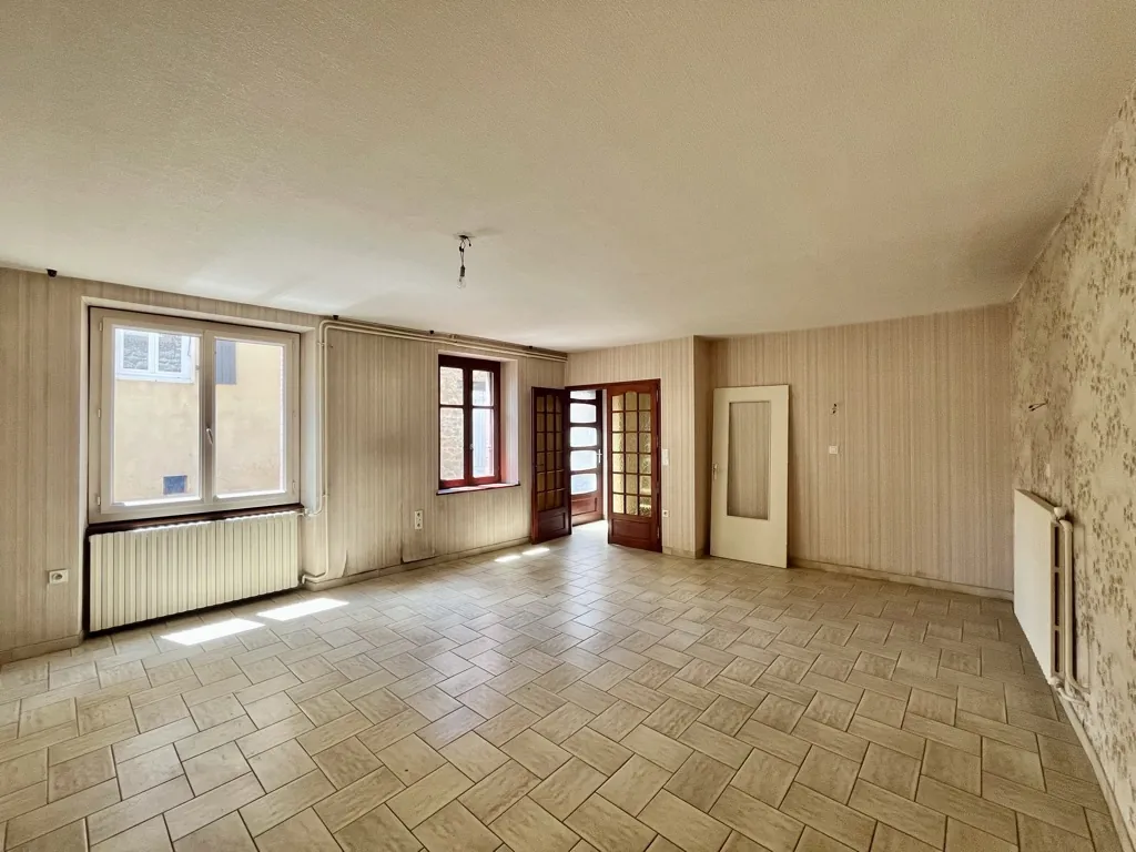 Charmante maison de village à rénover de 128 m² à Saint-Désirat en Ardèche 