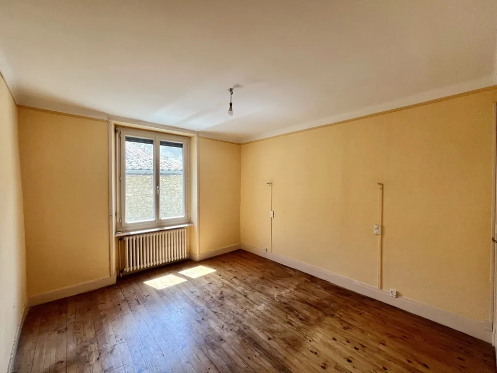 Charmante maison de village à rénover de 128 m² à Saint-Désirat en Ardèche 