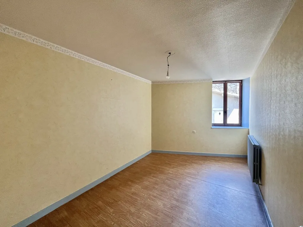 Charmante maison de village à rénover de 128 m² à Saint-Désirat en Ardèche 