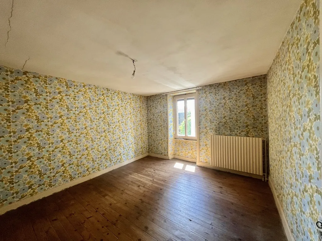 Charmante maison de village à rénover de 128 m² à Saint-Désirat en Ardèche 