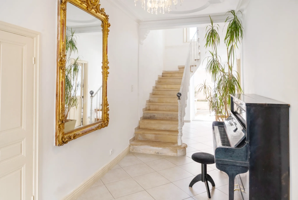 Belle maison de ville bourgeoise avec grenier aménageable à Bourg Saint Andéol 