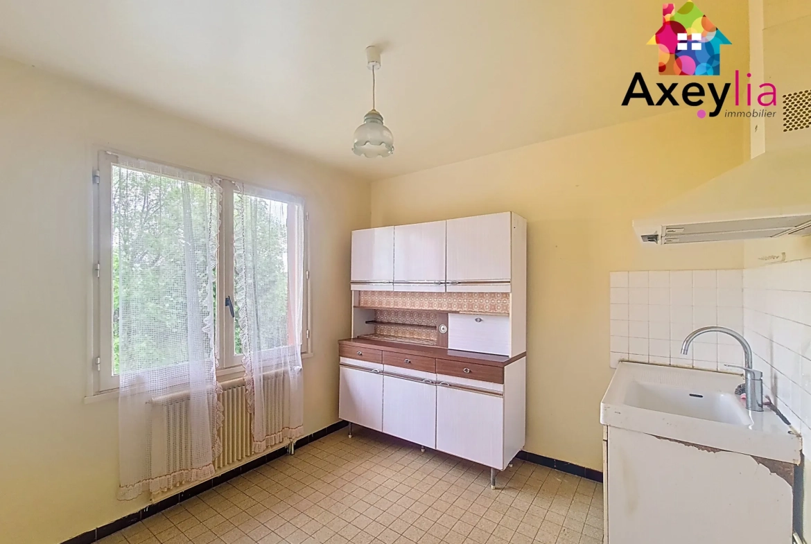Maison familiale à vendre près de La Clayette avec garage et terrain arboré 