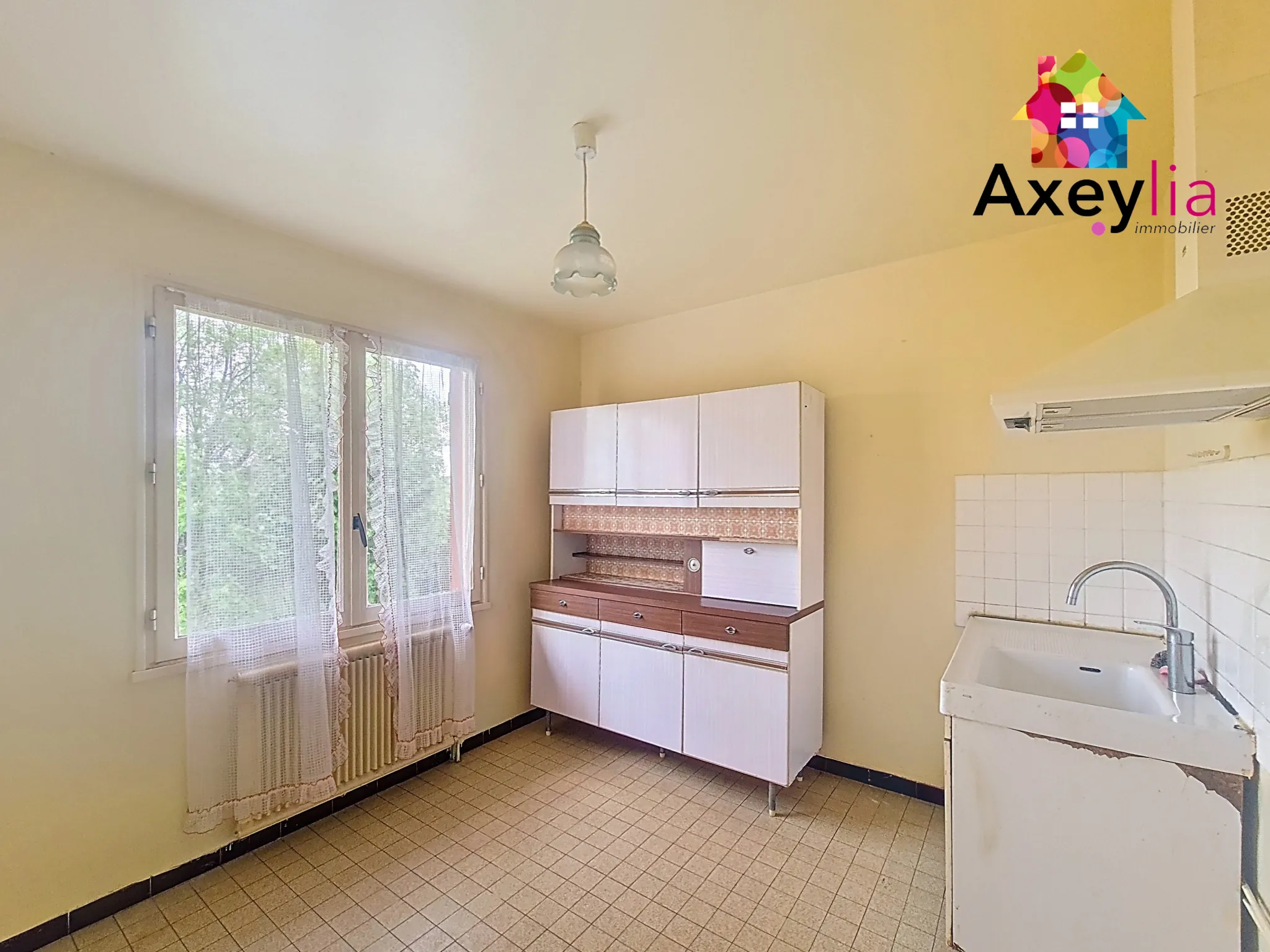 Maison familiale à vendre près de La Clayette avec garage et terrain arboré 