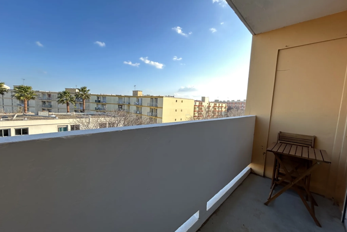 Studio à vendre à Balaruc-les-Bains avec terrasse et parking privé 