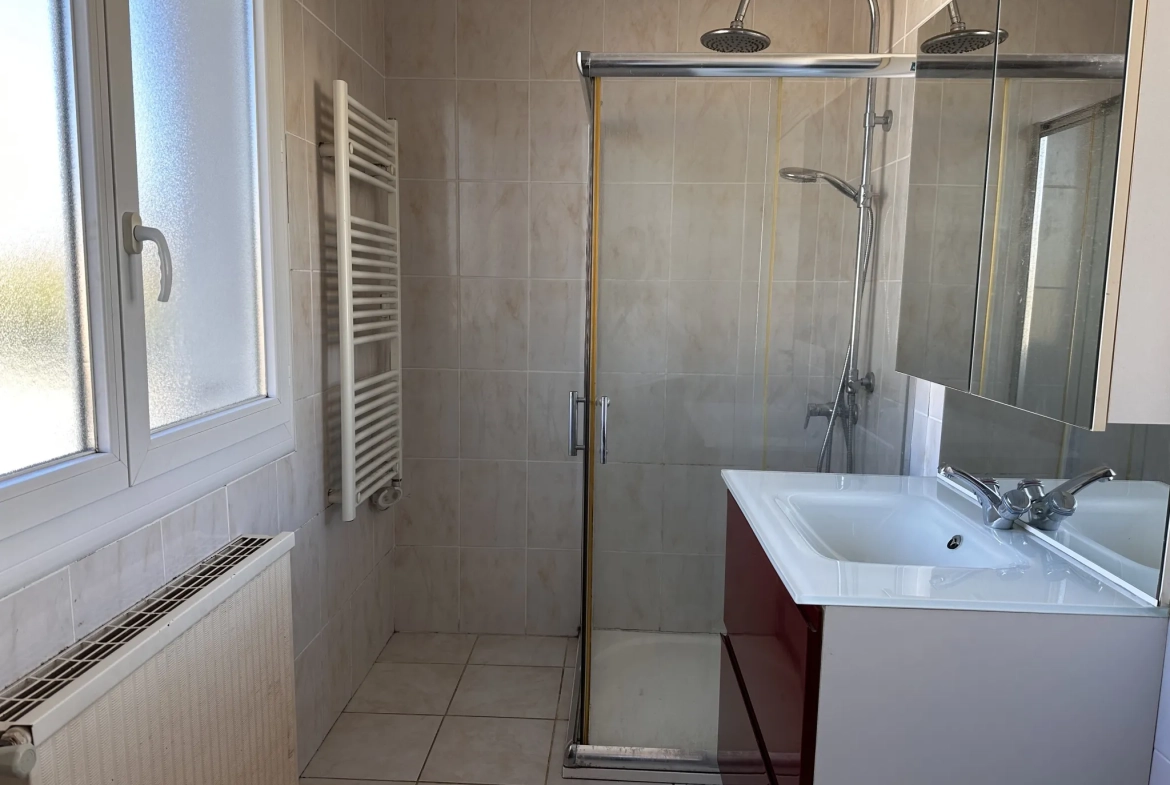 Maison à Trèbes avec 3 Chambres, Piscine et Garage – Idéalement située 