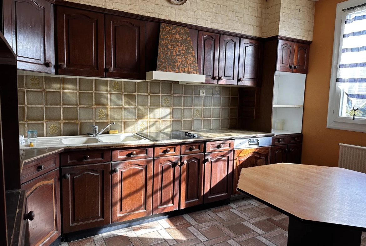 Maison à Trèbes avec 3 Chambres, Piscine et Garage – Idéalement située 