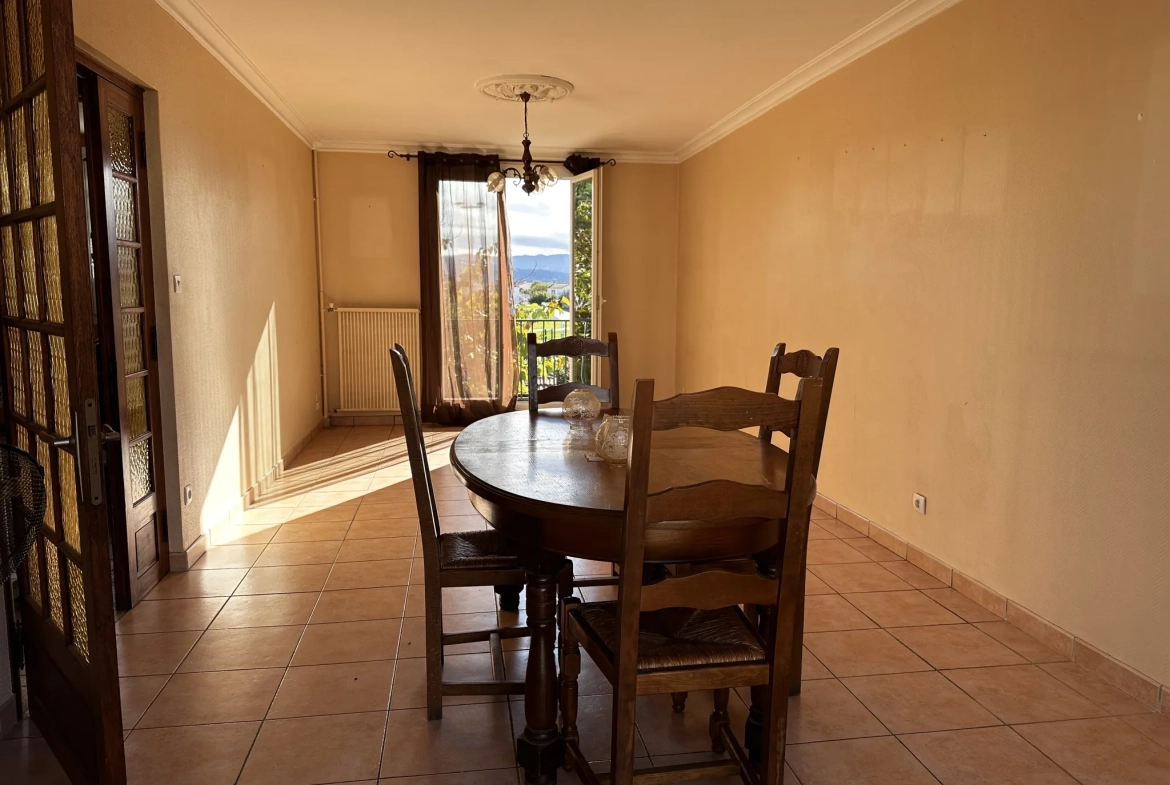 Maison à Trèbes avec 3 Chambres, Piscine et Garage – Idéalement située 