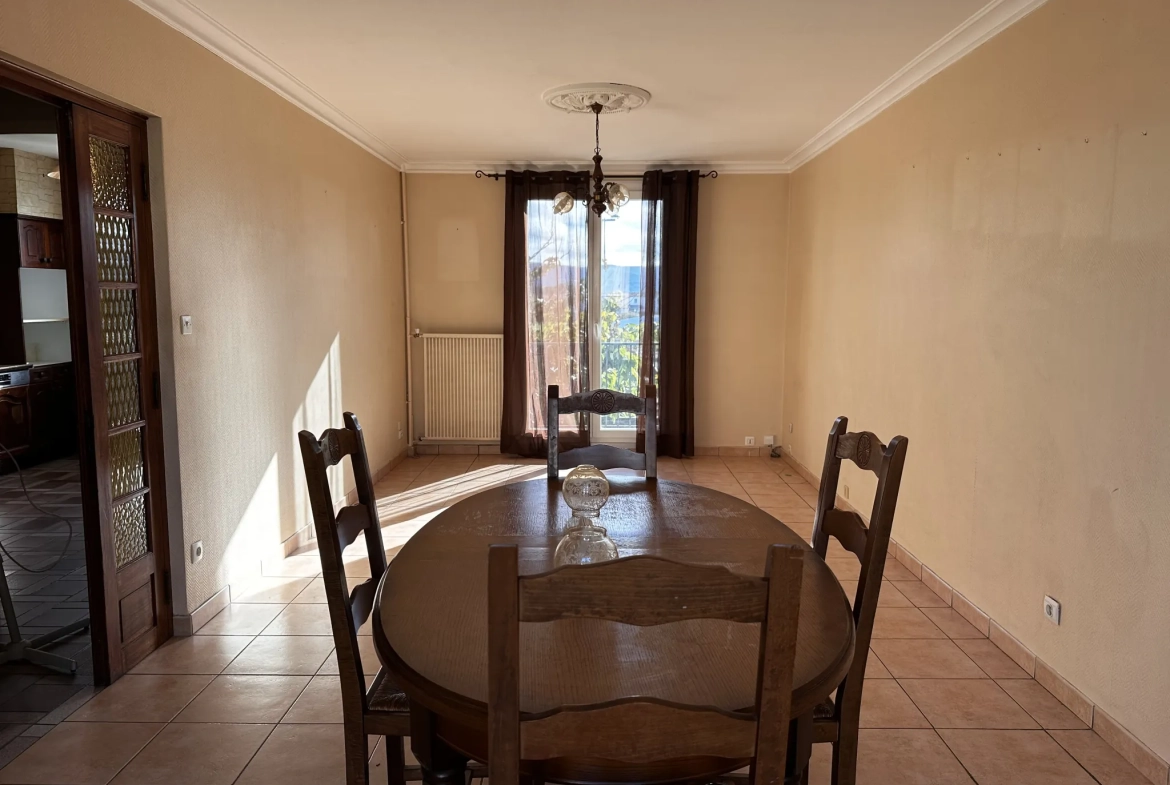 Maison à Trèbes avec 3 Chambres, Piscine et Garage – Idéalement située 