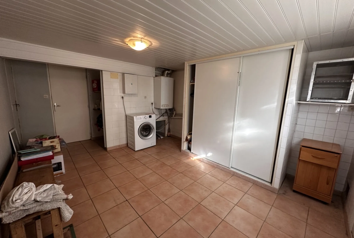 Maison à Trèbes avec 3 Chambres, Piscine et Garage – Idéalement située 