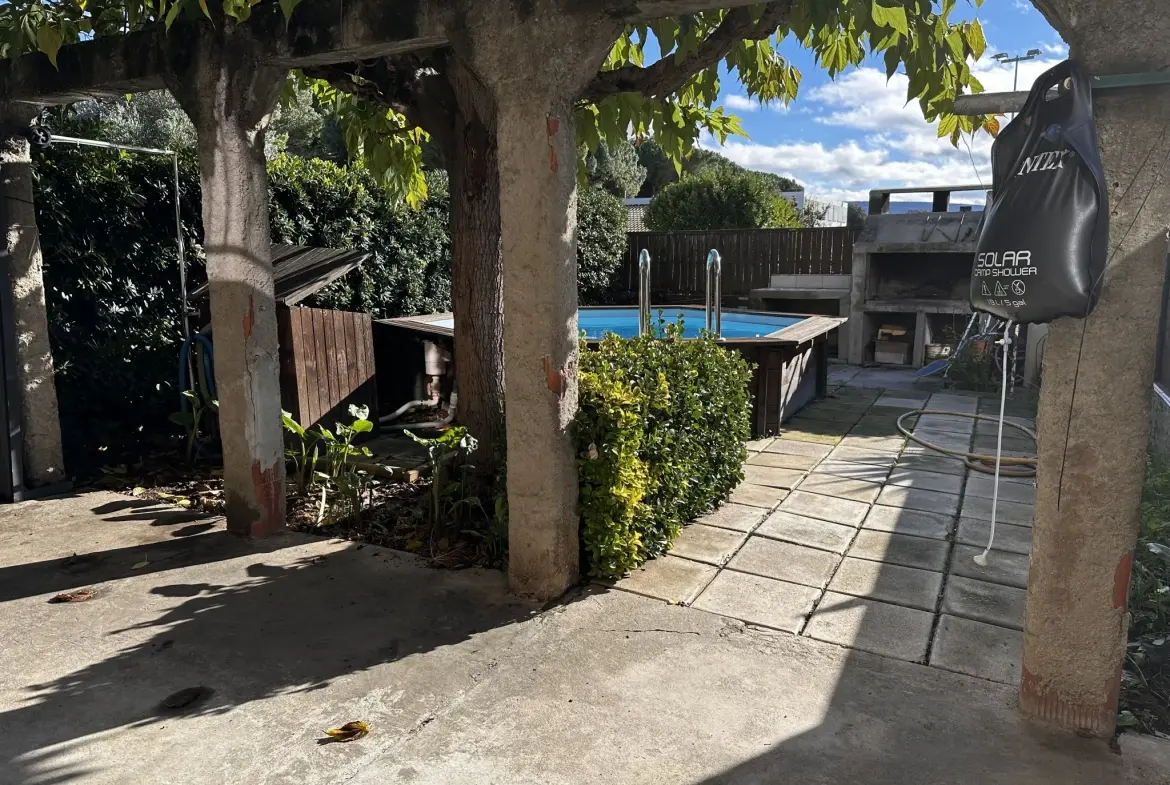 Maison à Trèbes avec 3 Chambres, Piscine et Garage – Idéalement située 