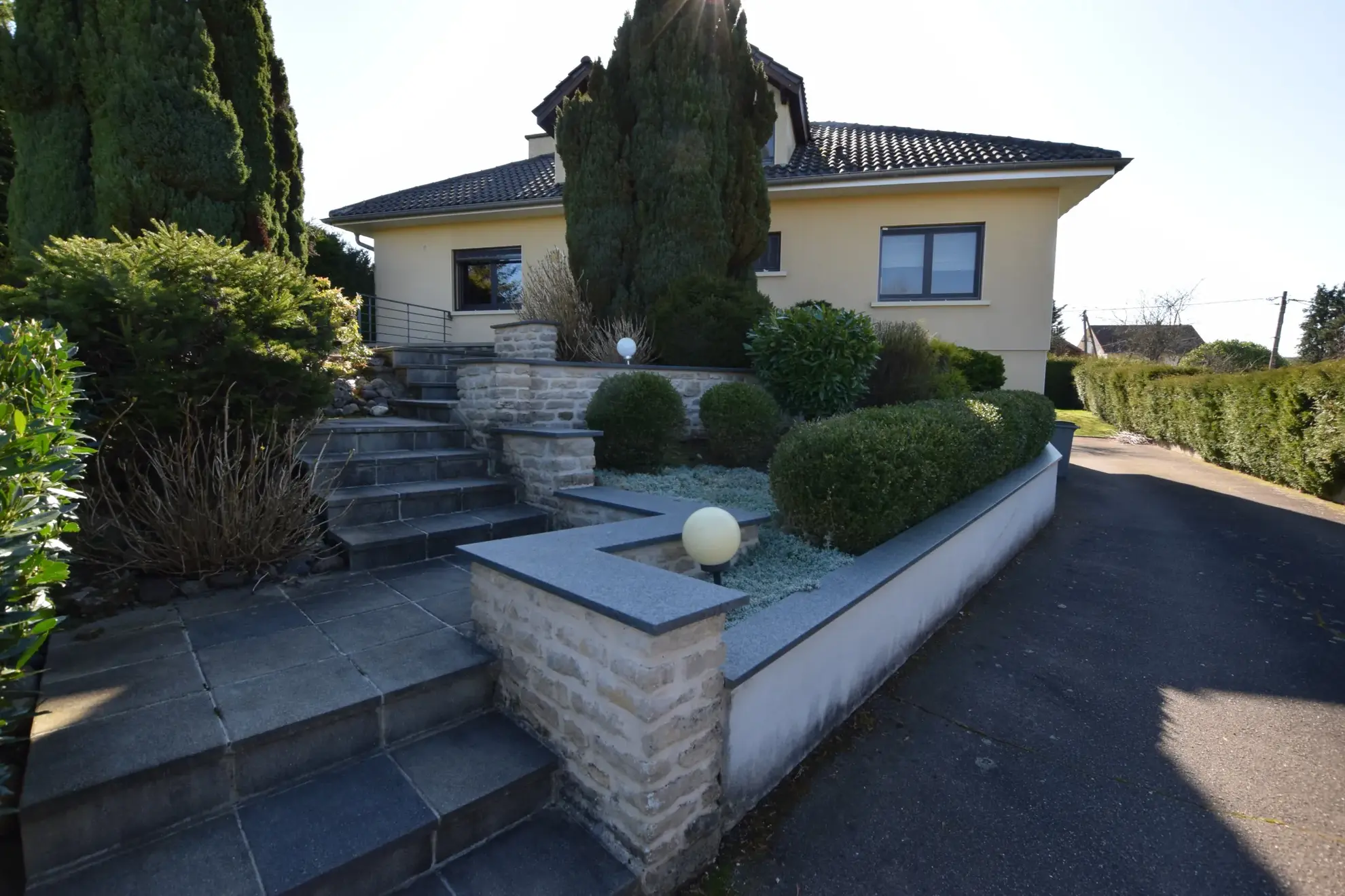 Belle villa contemporaine à Montbéliard avec vues panoramiques, 3 chambres et grand jardin 