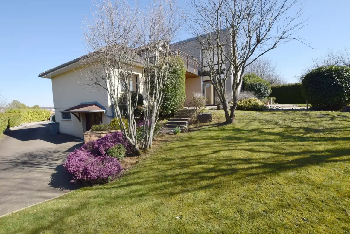 Belle villa contemporaine à Montbéliard avec vues panoramiques, 3 chambres et grand jardin 