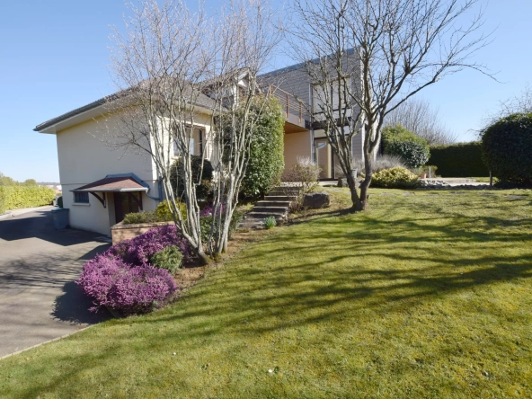 Belle villa contemporaine à Montbéliard avec vues panoramiques, 3 chambres et grand jardin