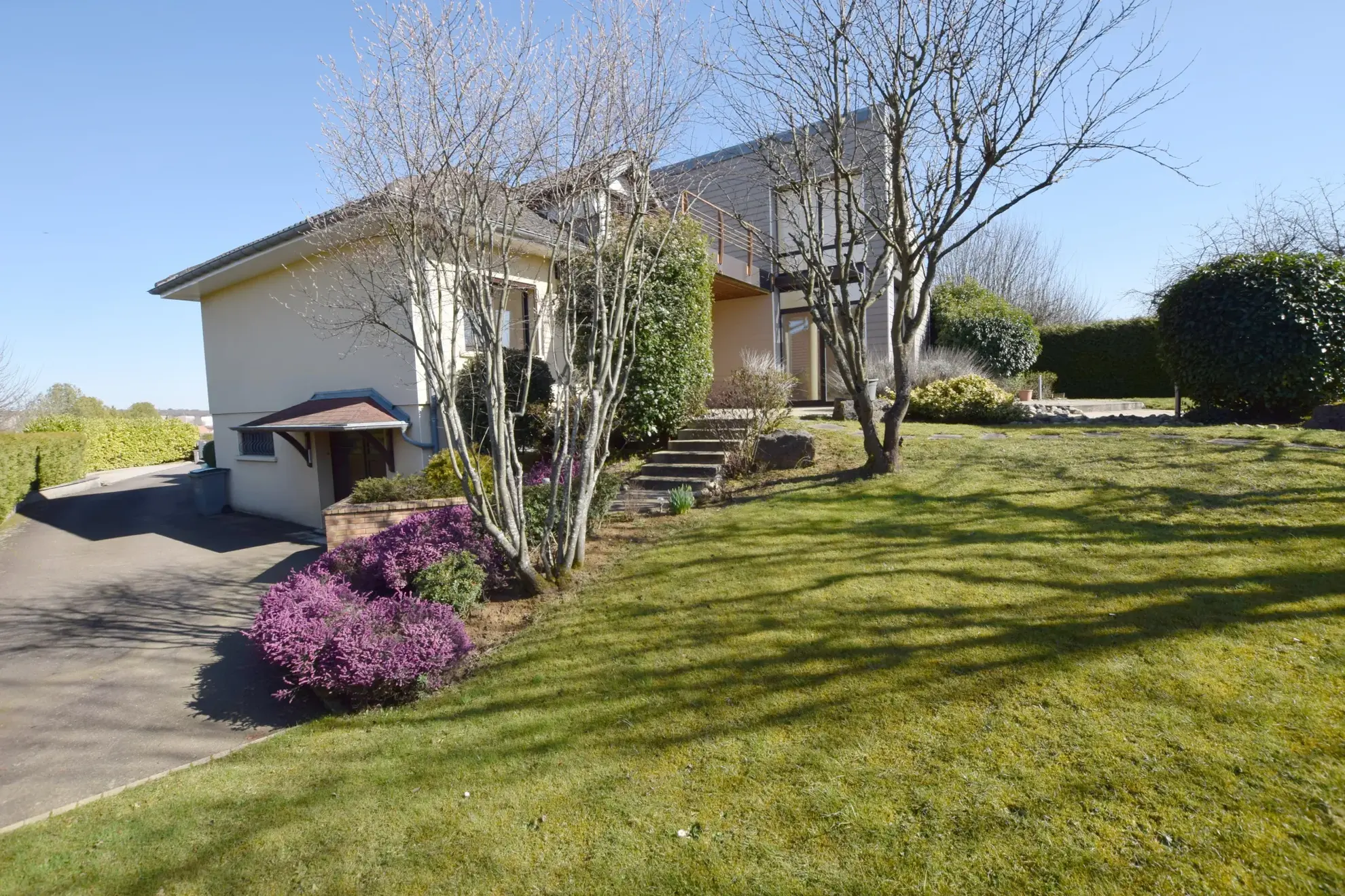 Belle villa contemporaine à Montbéliard avec vues panoramiques, 3 chambres et grand jardin 