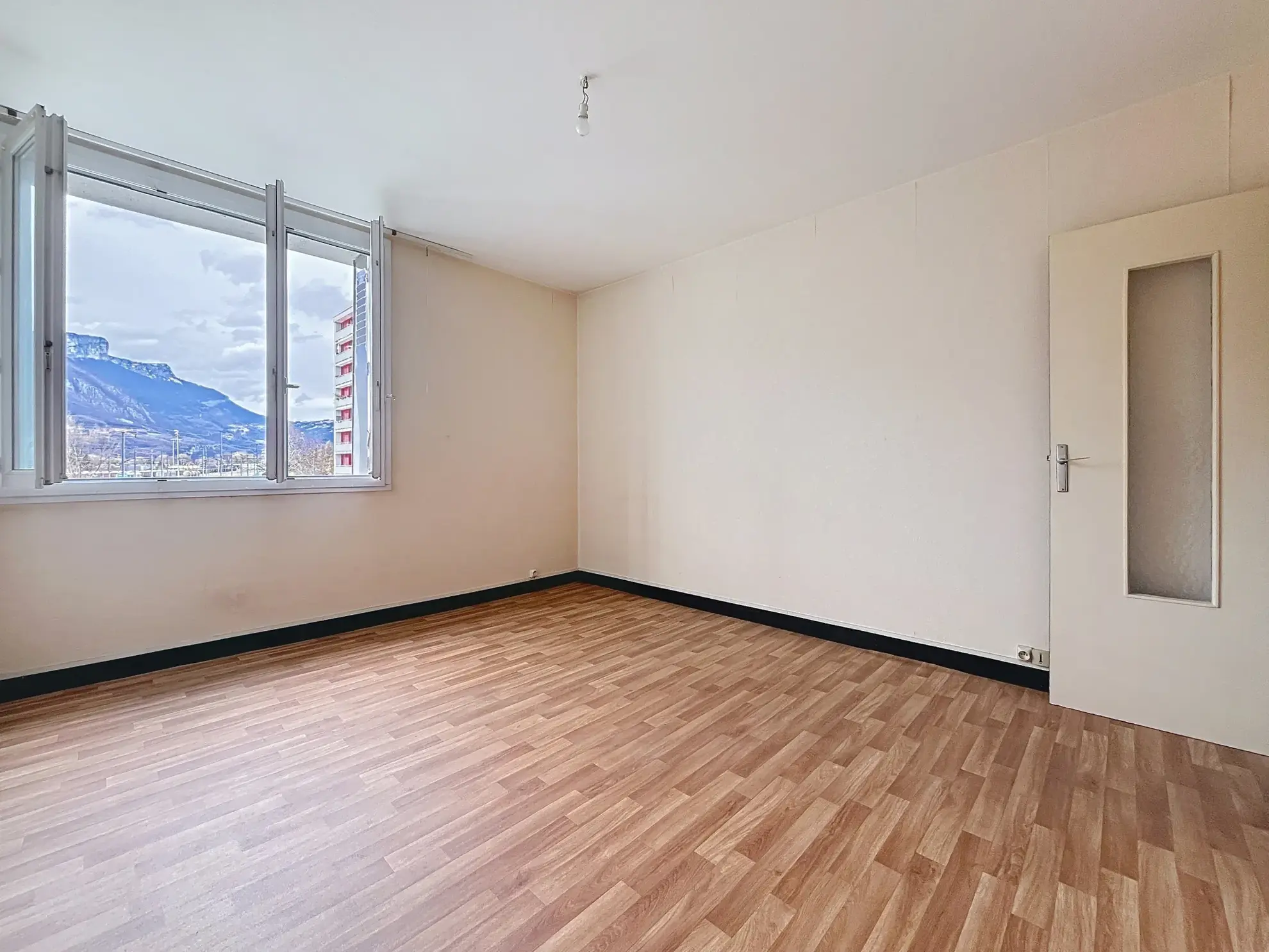Appartement T2 de 41 m² à Saint-Martin-Le-Vinoux avec balcon et parking sécurisé 