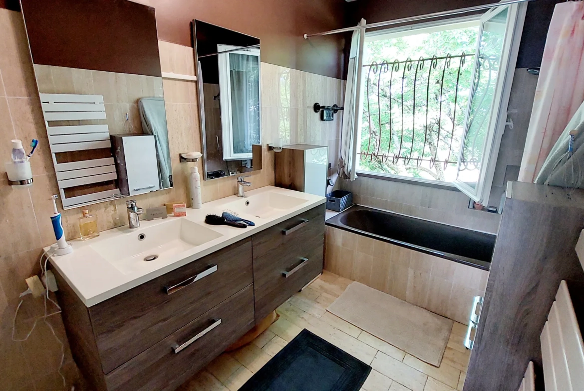 Maison 168 m² avec deux logements, jardin et garages proche de La Réole 