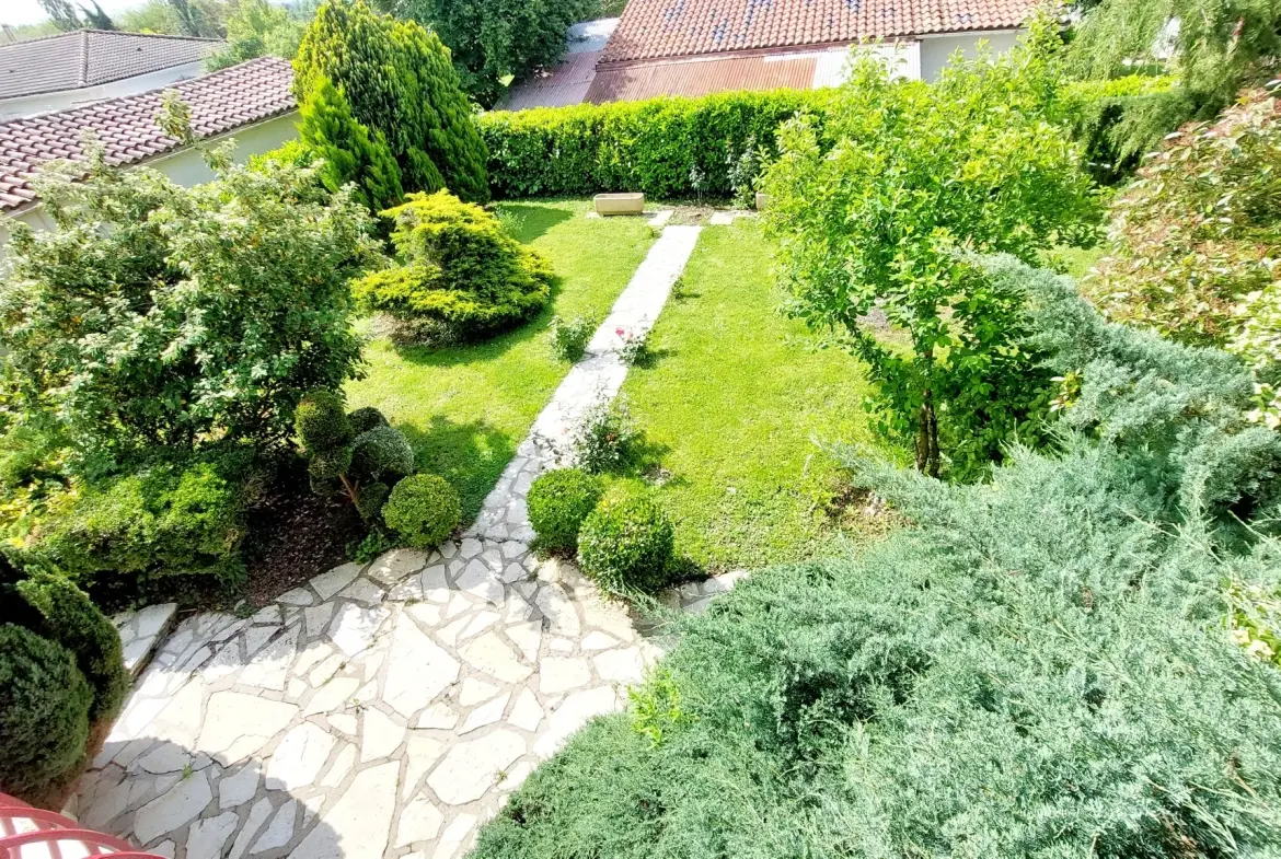 Maison 168 m² avec deux logements, jardin et garages proche de La Réole 