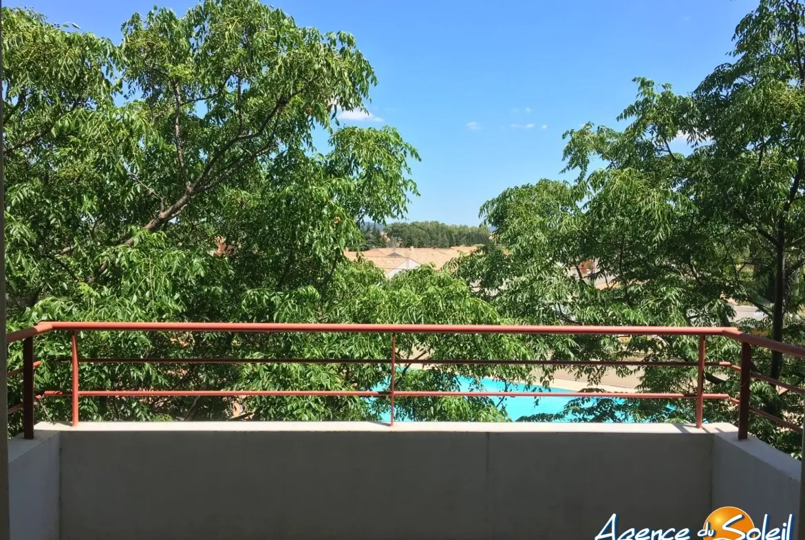 Investissement locatif T3 à Lézignan-Corbières avec parking et vue sur piscine, proximité commerce 