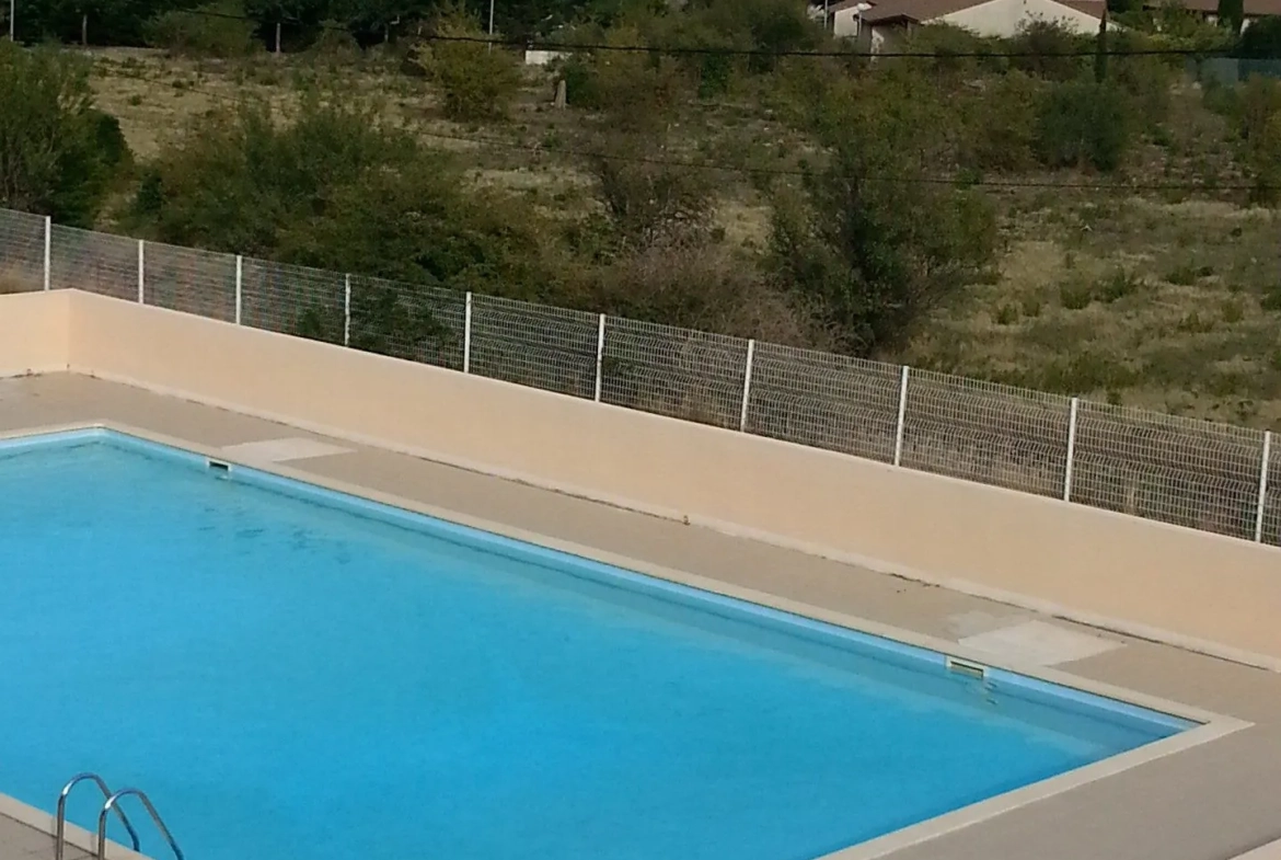 Investissement locatif T3 à Lézignan-Corbières avec parking et vue sur piscine, proximité commerce 