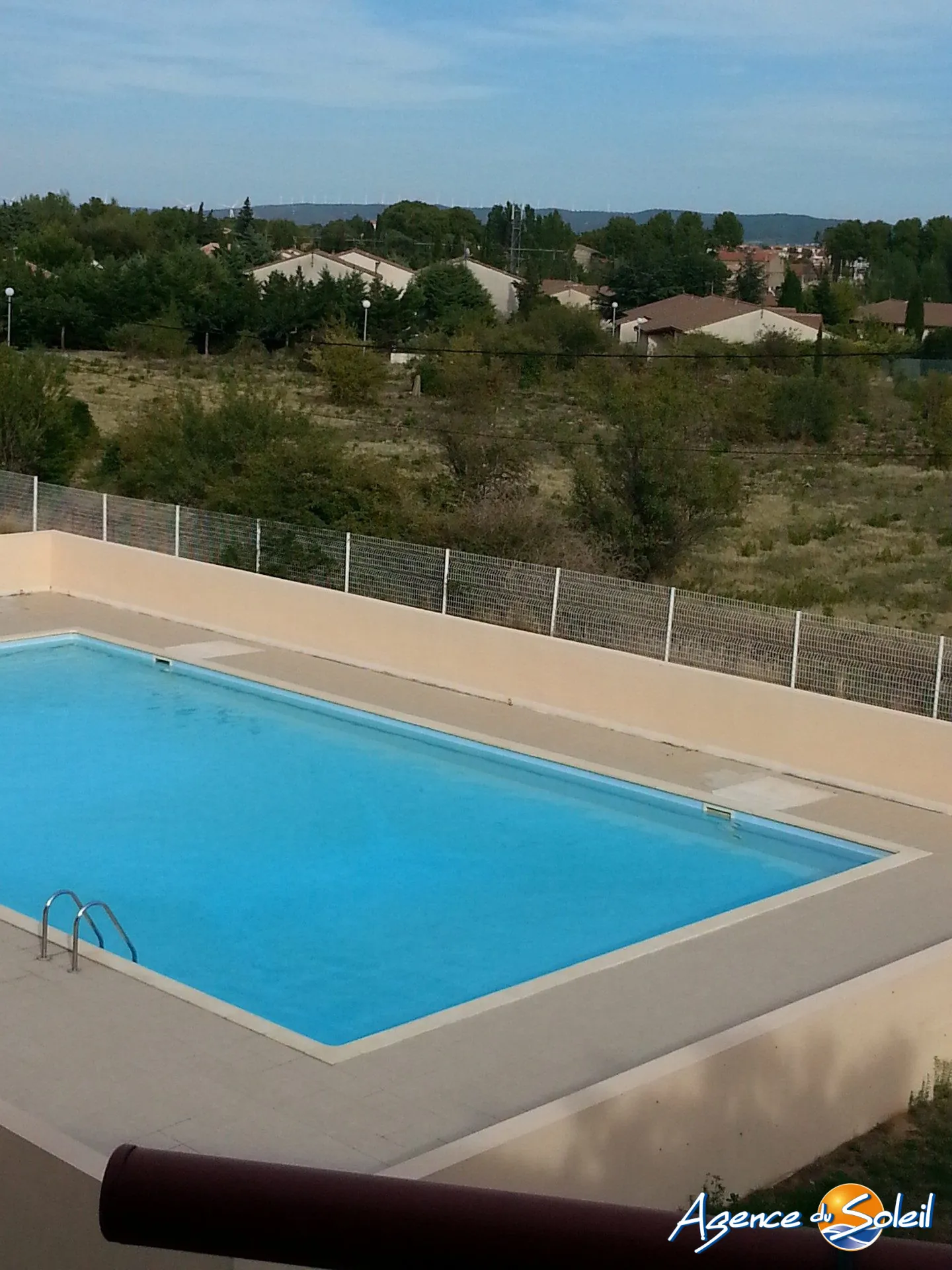Investissement locatif T3 à Lézignan-Corbières avec parking et vue sur piscine, proximité commerce 