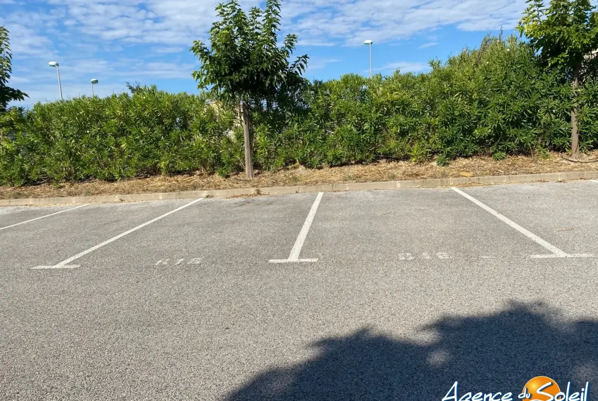 Investissement locatif T3 à Lézignan-Corbières avec parking et vue sur piscine, proximité commerce 
