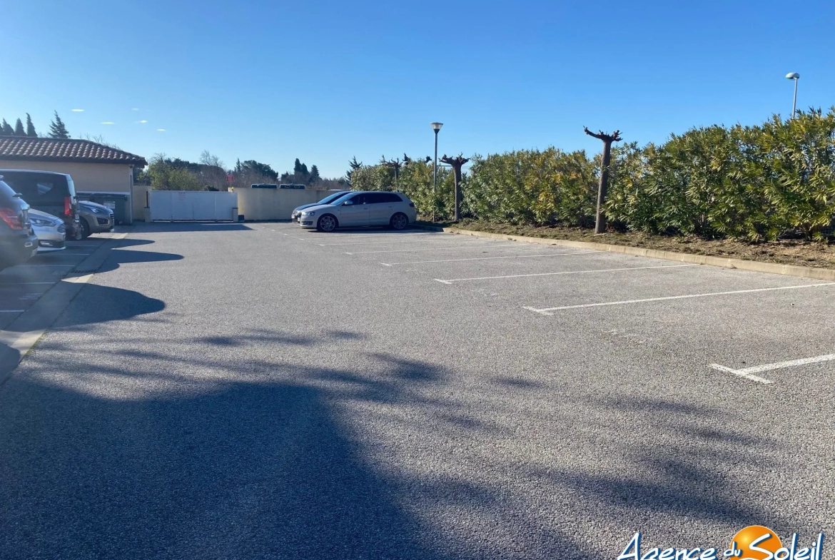 Investissement locatif T3 à Lézignan-Corbières avec parking et vue sur piscine, proximité commerce 