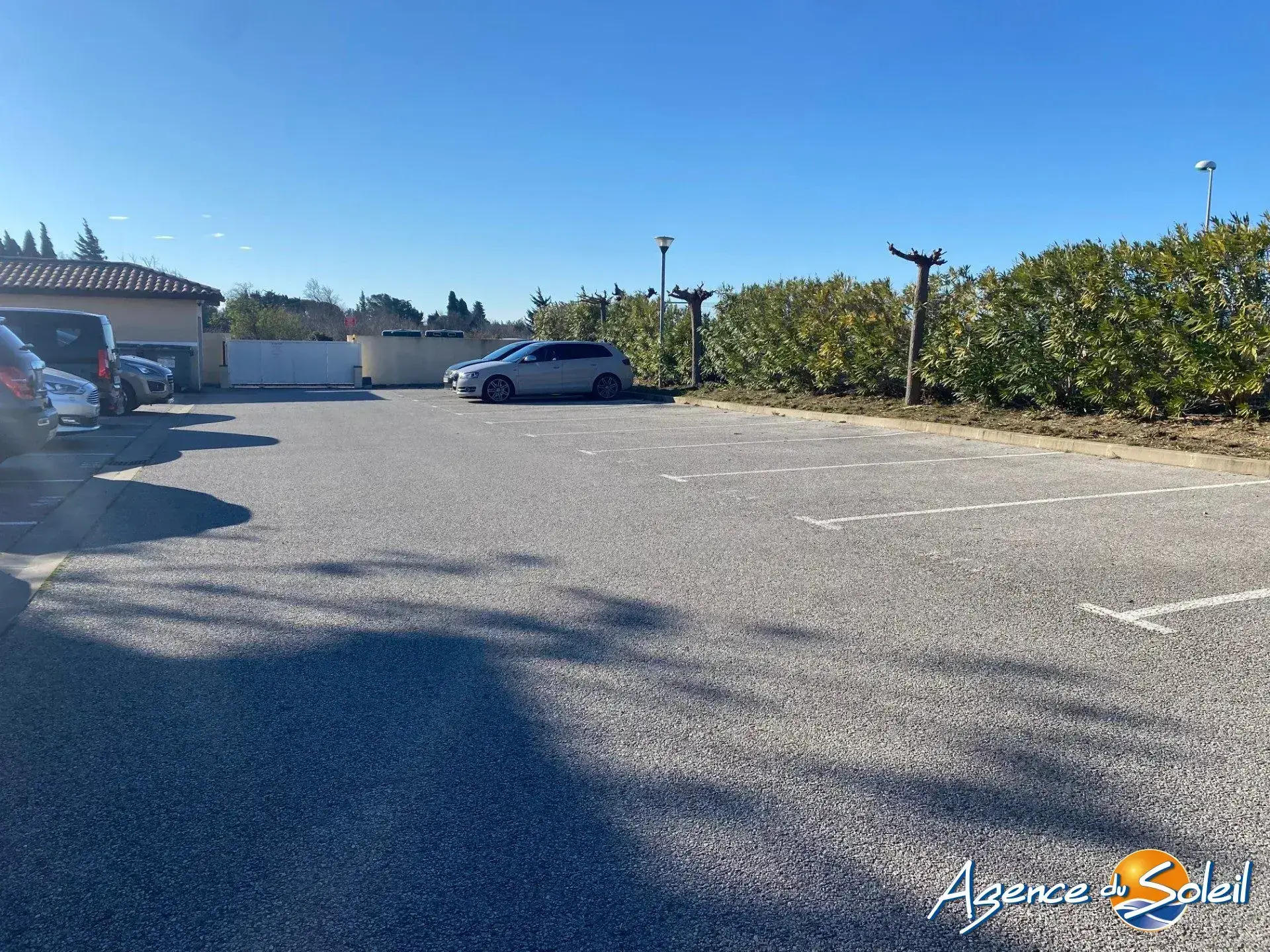 Investissement locatif T3 à Lézignan-Corbières avec parking et vue sur piscine, proximité commerce 