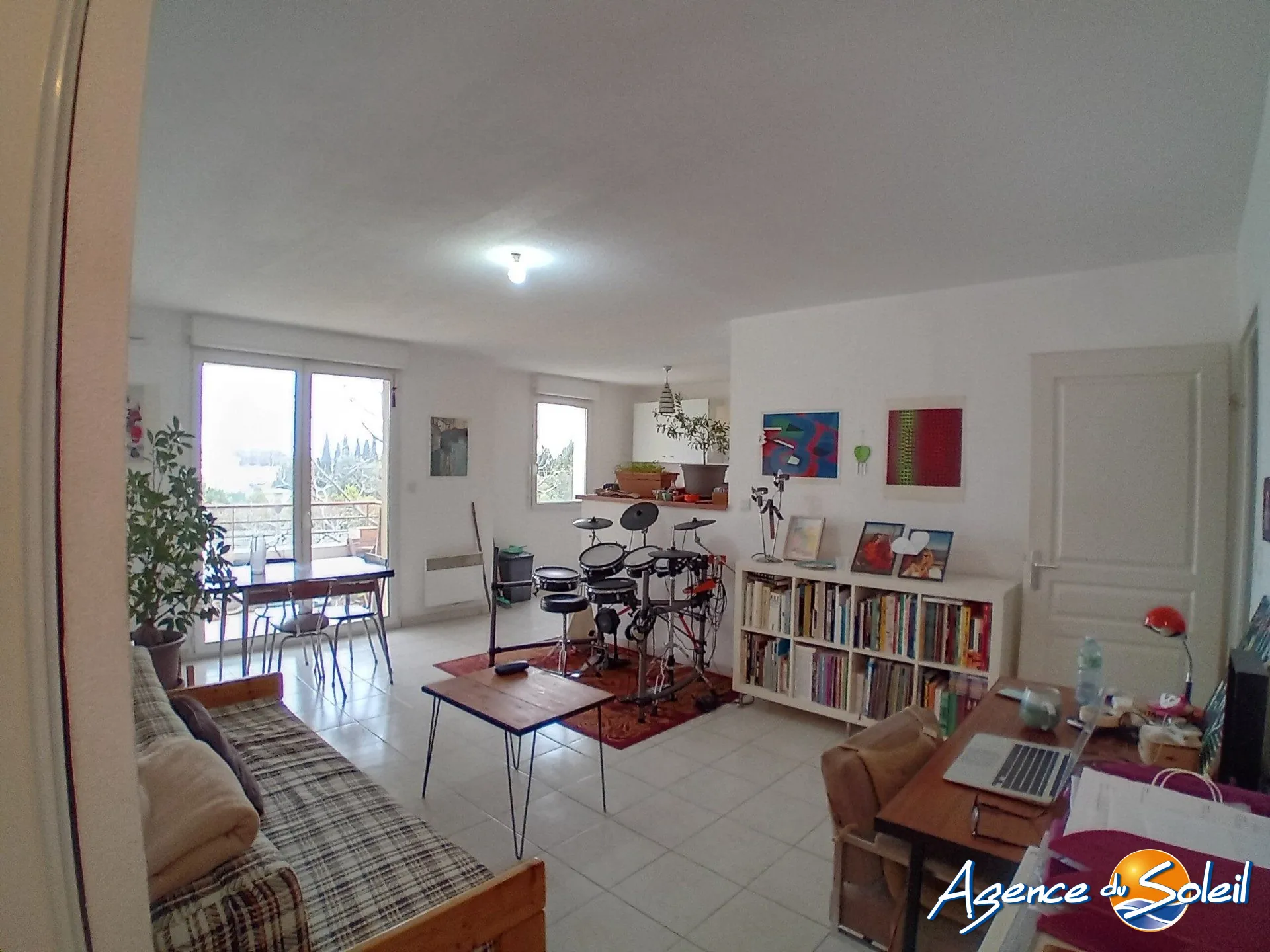 Investissement locatif T3 à Lézignan-Corbières avec parking et vue sur piscine, proximité commerce 