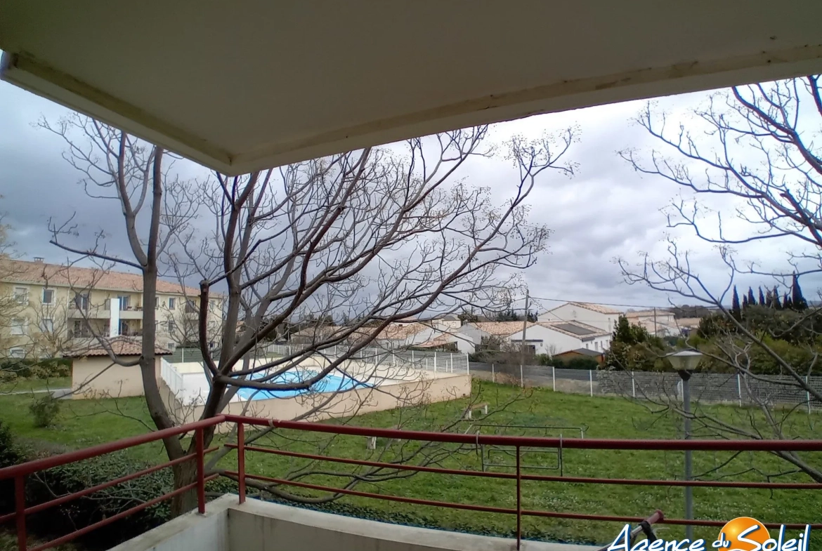 Investissement locatif T3 à Lézignan-Corbières avec parking et vue sur piscine, proximité commerce 