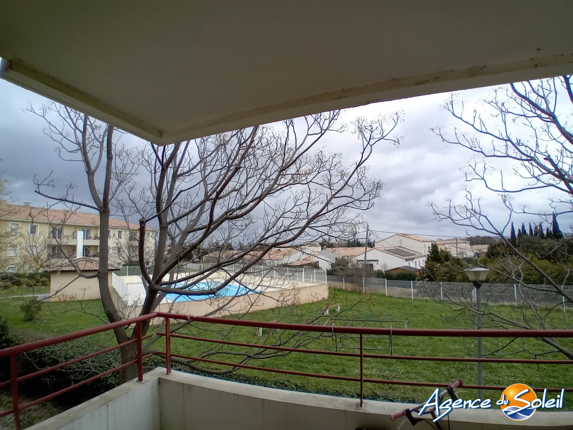 Investissement locatif T3 à Lézignan-Corbières avec parking et vue sur piscine, proximité commerce 