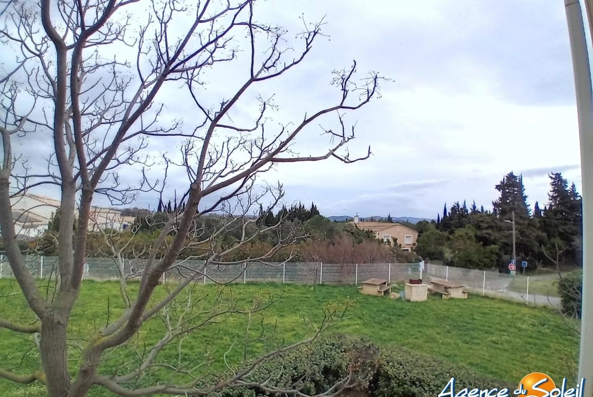 Investissement locatif T3 à Lézignan-Corbières avec parking et vue sur piscine, proximité commerce 