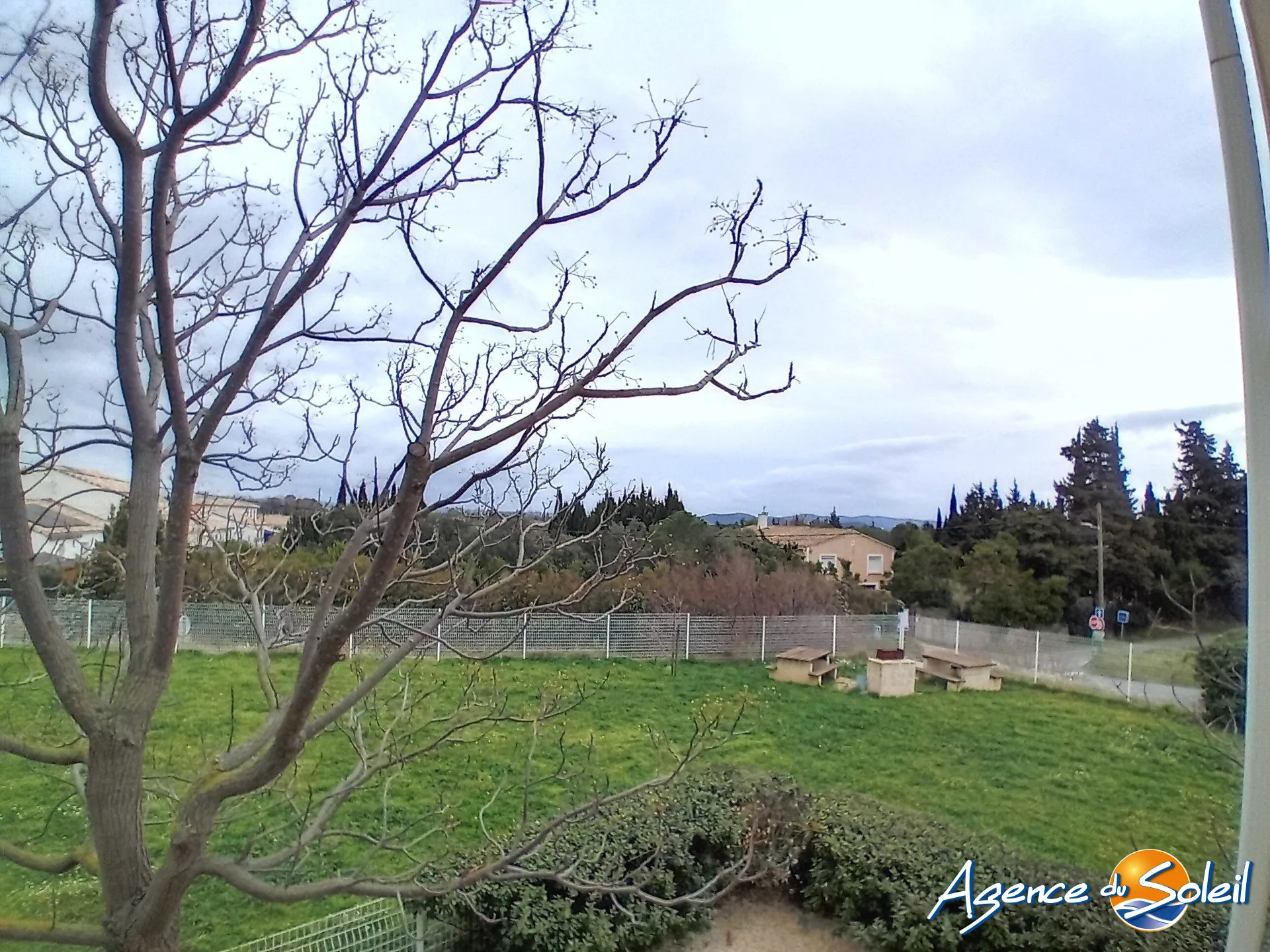 Investissement locatif T3 à Lézignan-Corbières avec parking et vue sur piscine, proximité commerce 