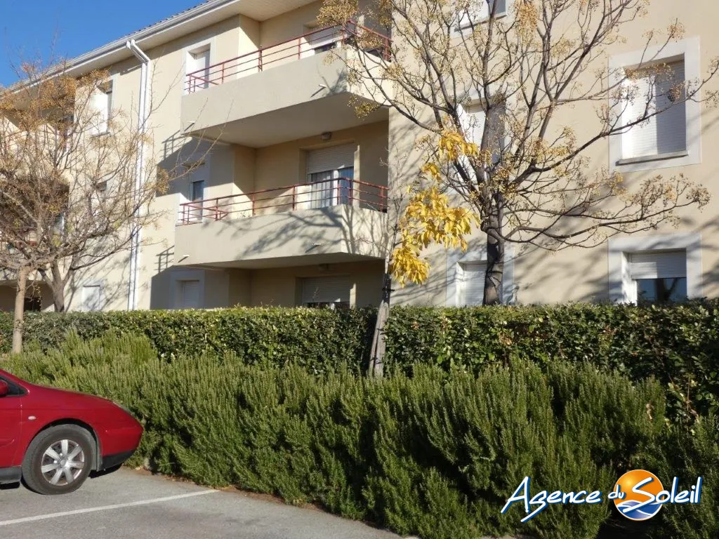 Investissement locatif T3 à Lézignan-Corbières avec parking et vue sur piscine, proximité commerce 