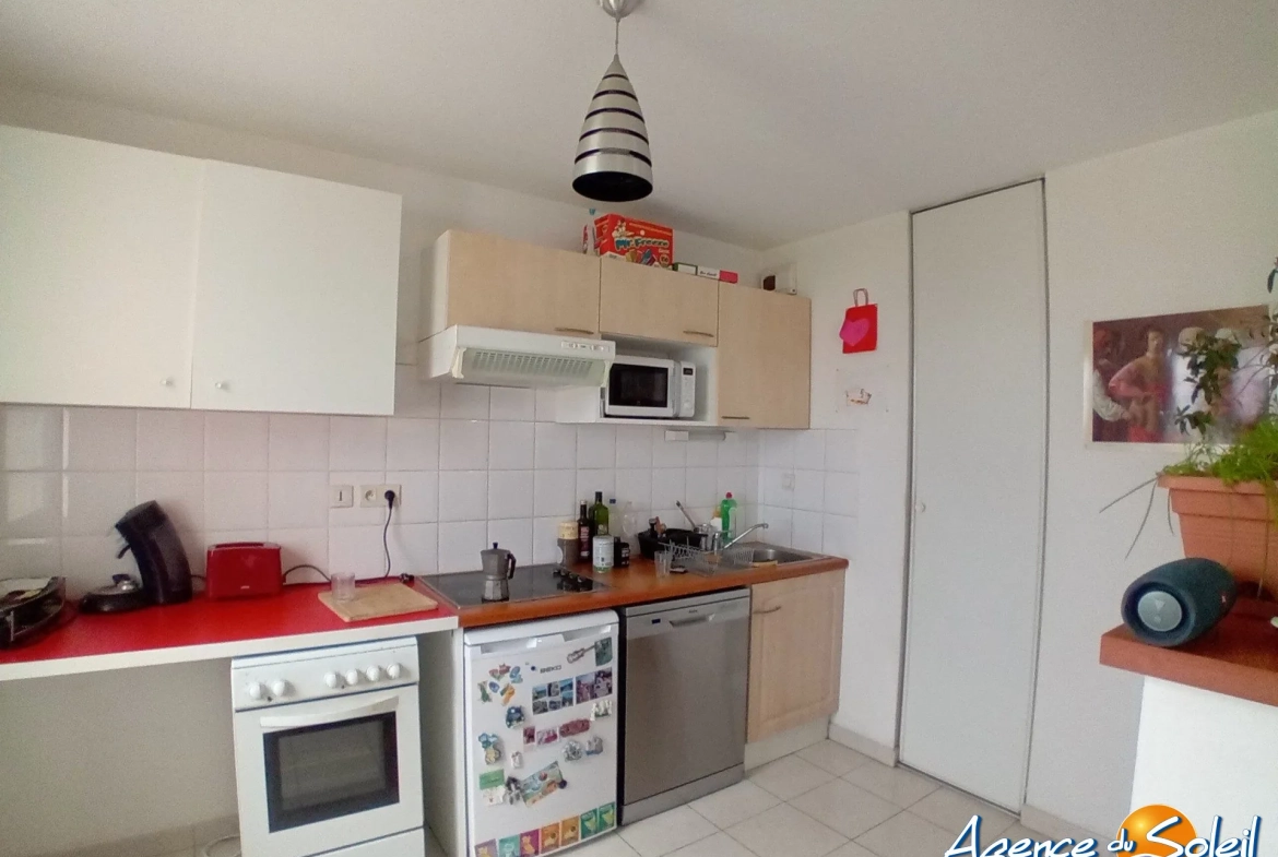 Investissement locatif T3 à Lézignan-Corbières avec parking et vue sur piscine, proximité commerce 