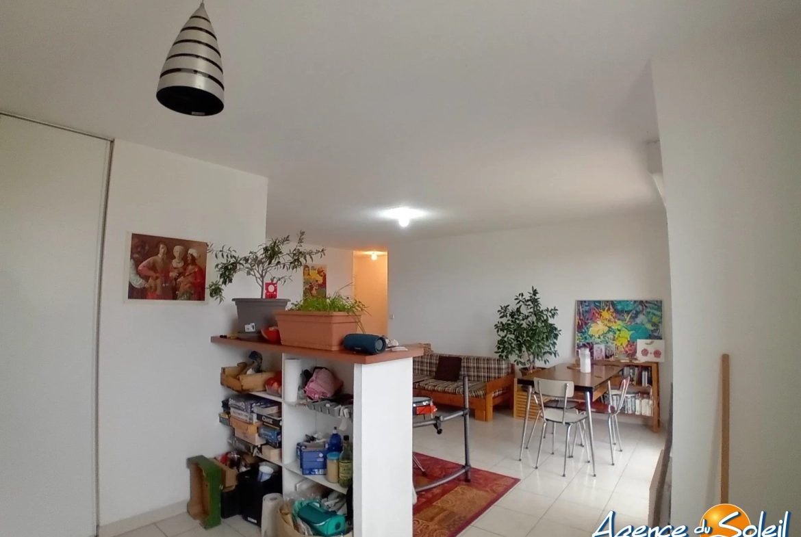 Investissement locatif T3 à Lézignan-Corbières avec parking et vue sur piscine, proximité commerce 