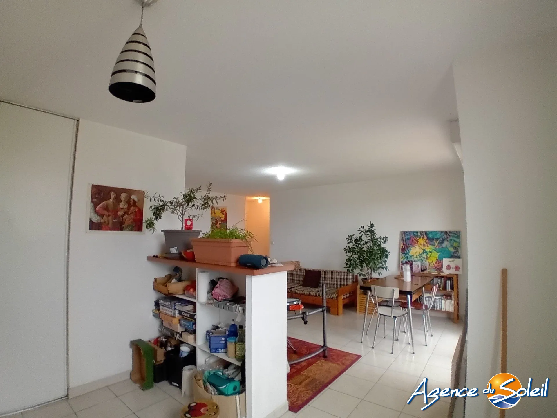 Investissement locatif T3 à Lézignan-Corbières avec parking et vue sur piscine, proximité commerce 